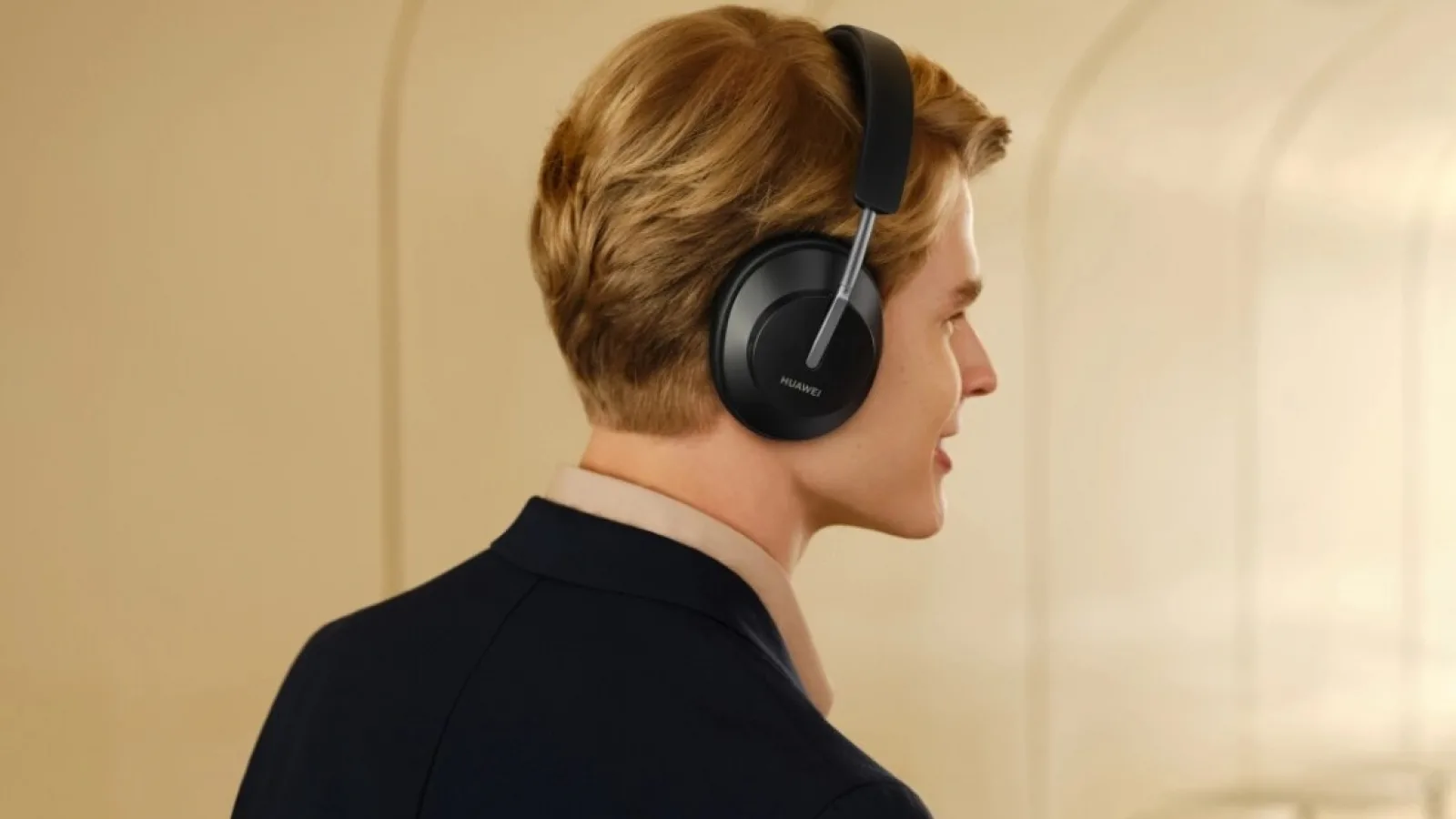 Huawei prezintă căștile wireless FreeBuds Studio, model over-ear premium cu sistem ANC avansat și 24 ore autonomie