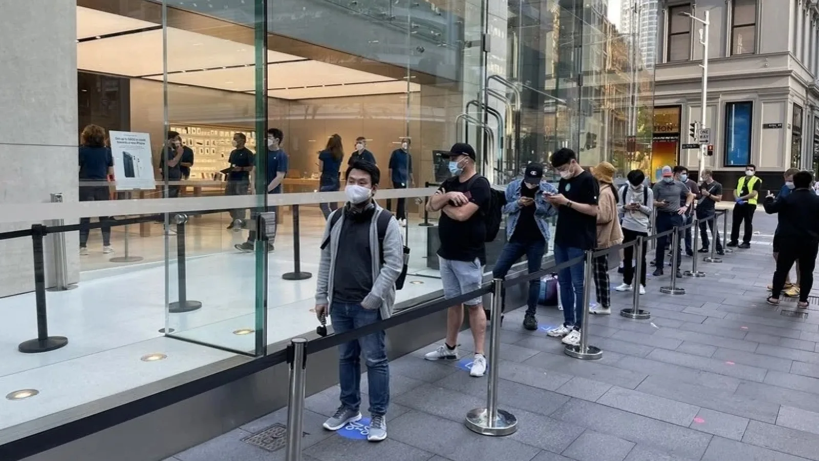 iPhone 12 începe a se livra de astăzi, iar primii cumpărători ce își primesc telefoanele sunt din Australia