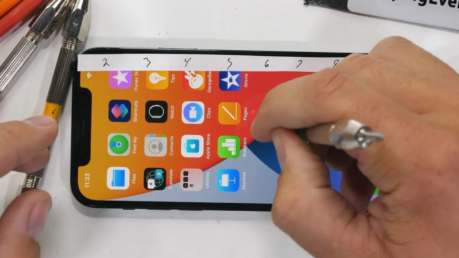 Ceramic Shield-ul de pe iPhone 12 Pro nu ajută prea mult contra zgârieturilor (Test rezistență JerryRigEverything)