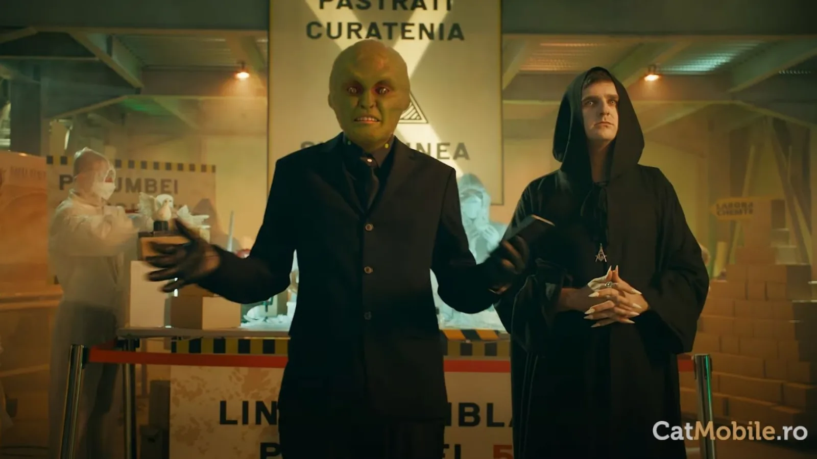 Conspiraţiile reptiliene şi cele 5G ne aduc noua reclamă Catmobile cu Oreste şi Ionuţ Rusu (Video)