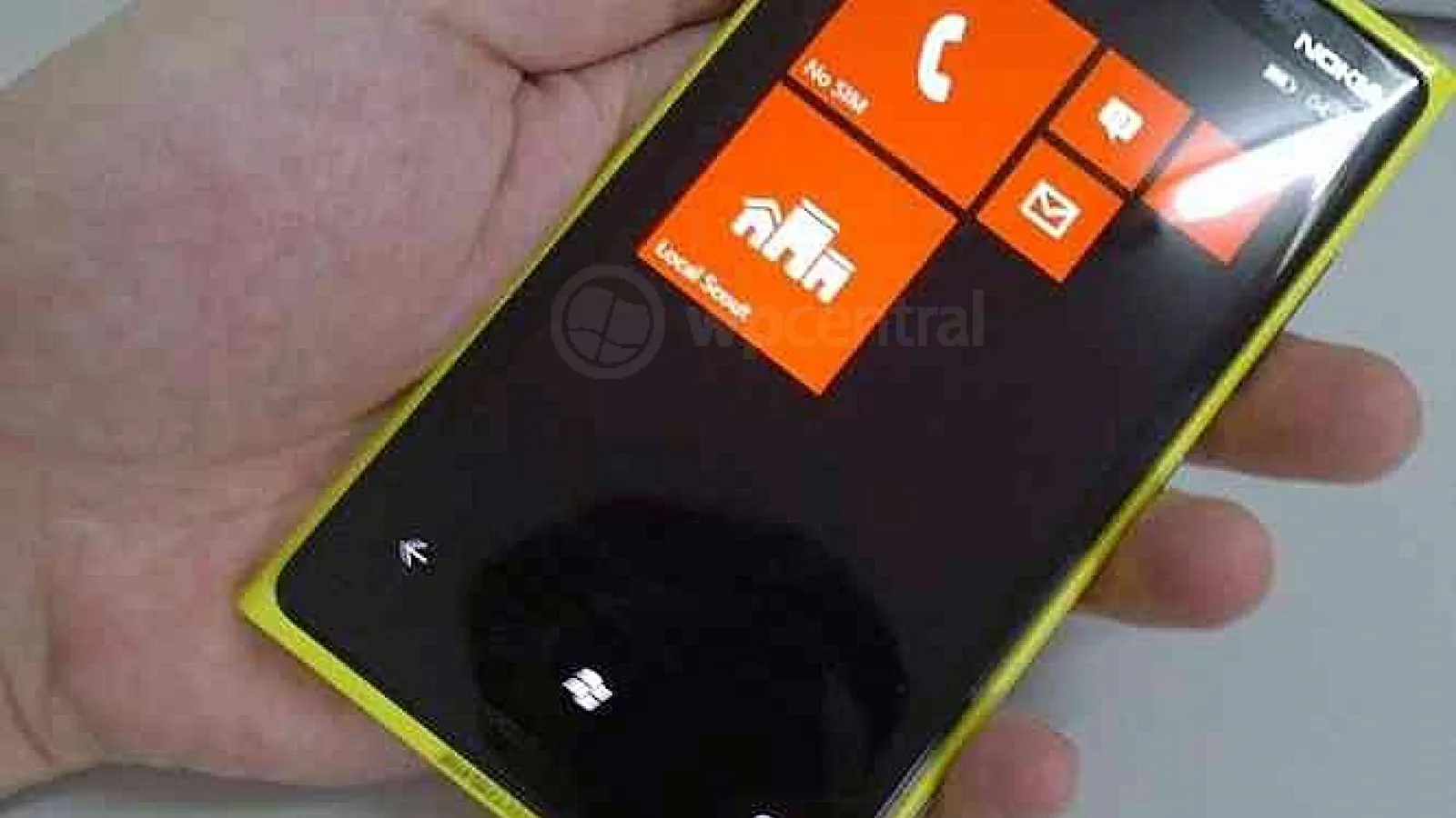 Iată imagini cu un prototip Nokia Windows Phone 8; Sa fie un fals?