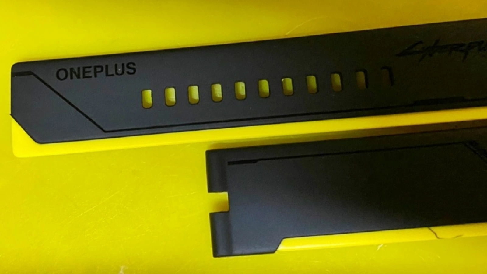 OnePlus Watch chiar există și va avea o ediție limitată Cyberpunk; Vedem cureaua sa din silicon fotografiată