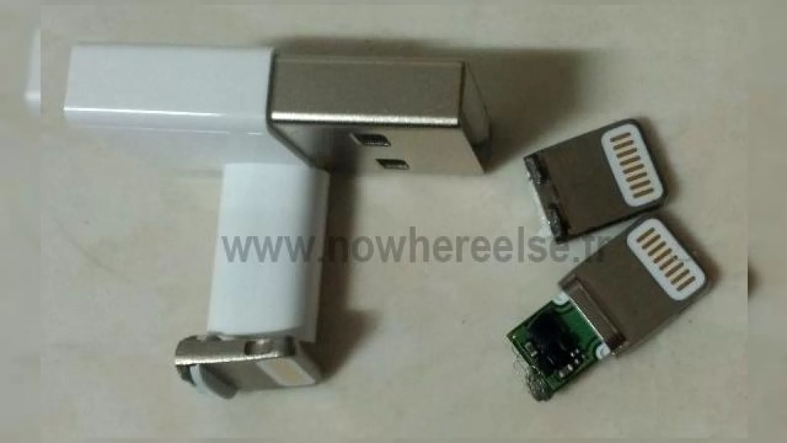 Mini conectorul lui iPhone 5 În noi imagini, vine cu 8 pini pe fiecare parte