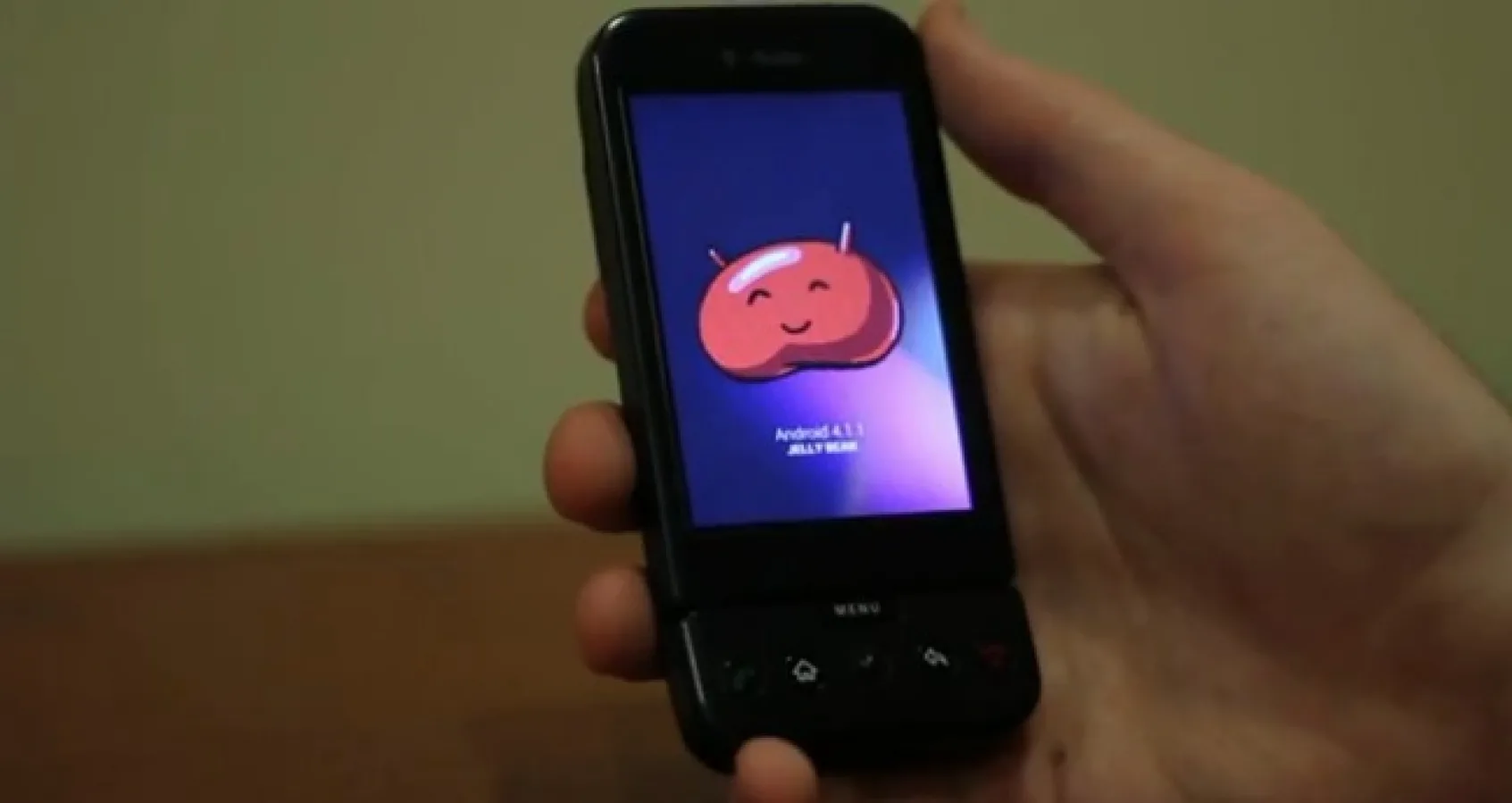 Android Jelly Bean rulează pe PRIMUL telefon Android, HTC G1! (Video)