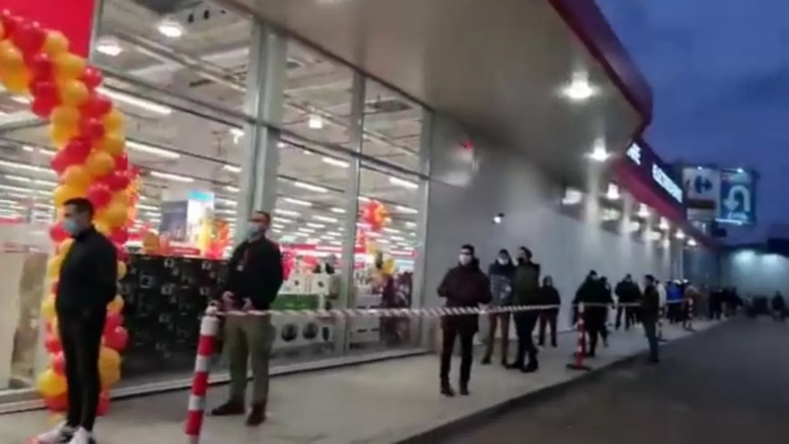 Altex a inaugurat un nou magazin în Chiajna cu coadă uriașă, promoţii bune Black Friday: Note 20 Ultra la 3500 lei + altele