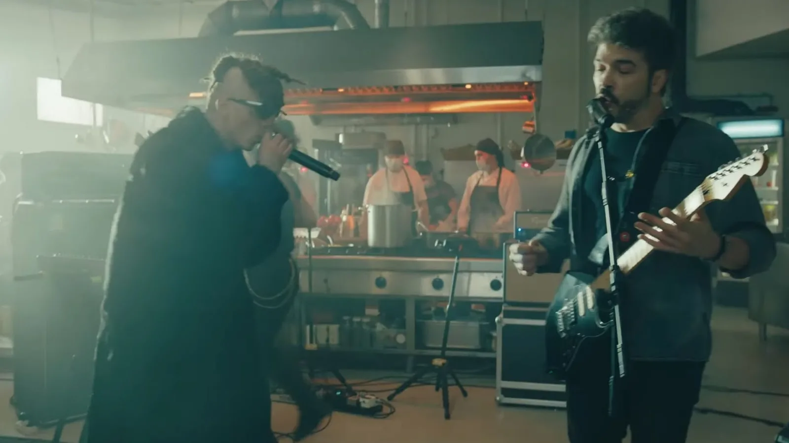 Adi Despot apare în noua reclamă Tazz by eMAG, alături de Killa Fonic, cântând rock alternativ (Video)