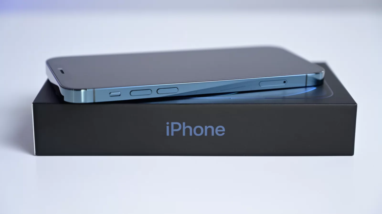 Sute de telefoane iPhone 12 și iPhone 12 Pro în valoare de 500.000 euro au fost furate de 5 angajați Amazon; Iată cum funcționa "afacerea"