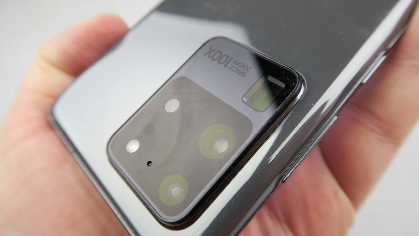 Turul Magazinelor #798: Galaxy S20 Ultra la preţ de resigilat, încălzitor halogen, încărcătoare rapide la câteva zeci de lei