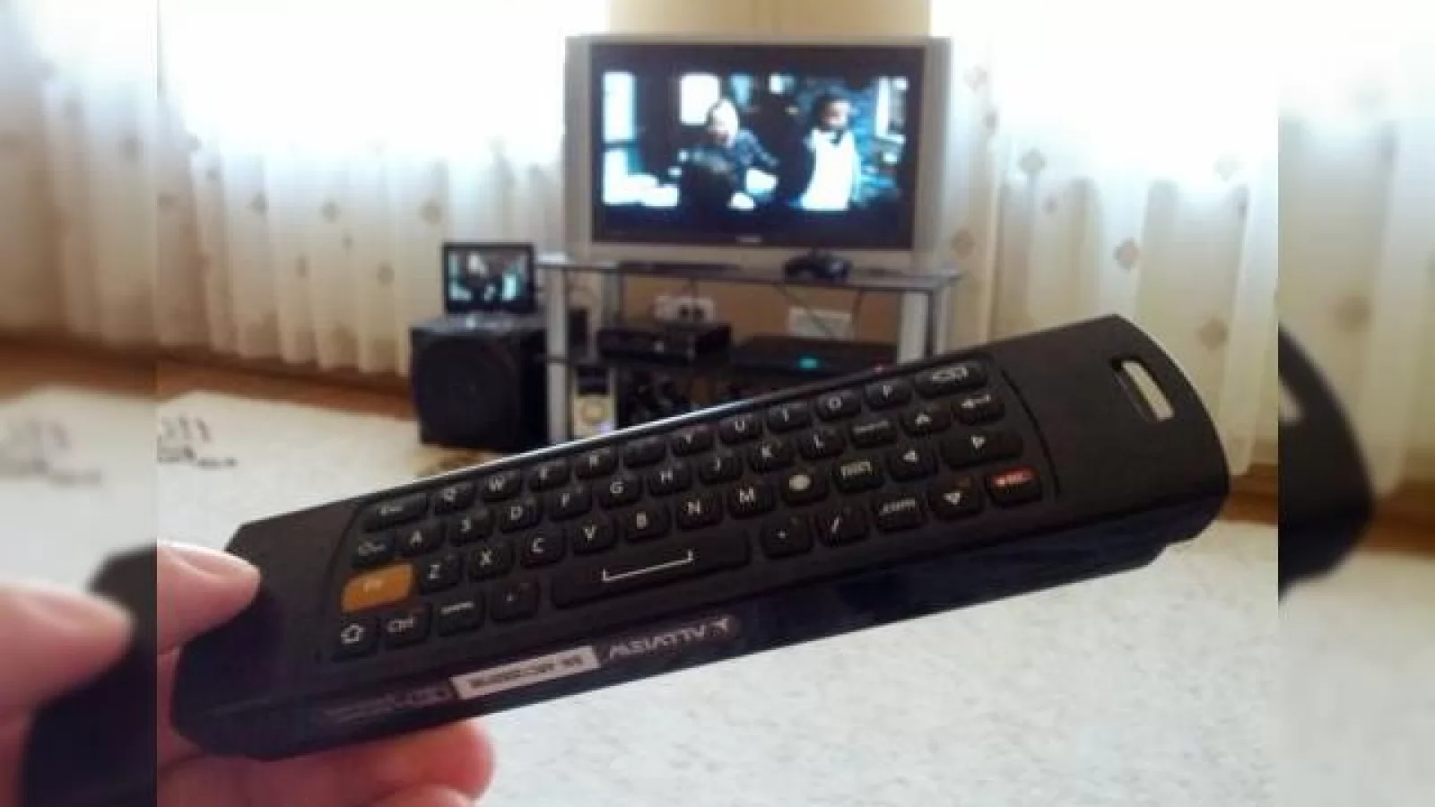 Allview All TV review - telecomandă care transformă un HDTV Într-un Smart TV, folosind o tabletă (Video)