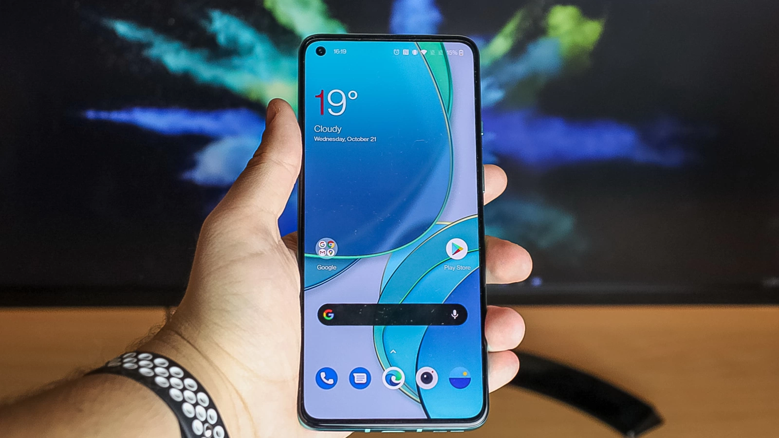 OnePlus 8T: Display foarte luminos, unul care oferă satisfacție la gaming, Netflix