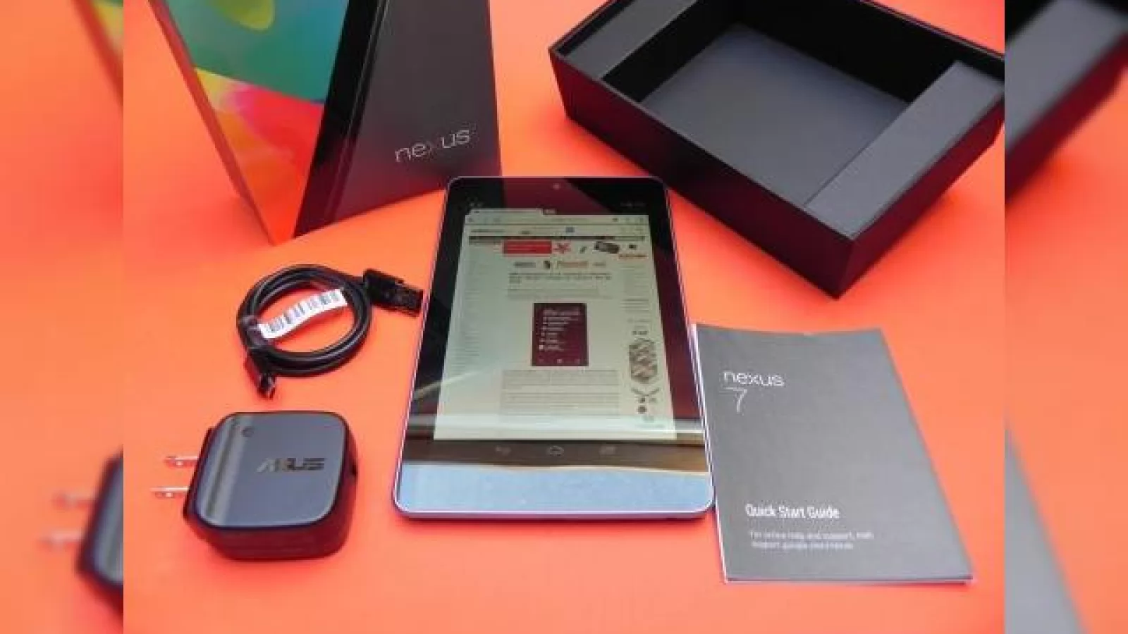 Google Nexus 7 unboxing - scoatem din cutie cea mai atractivă tableta a momentului (Video)