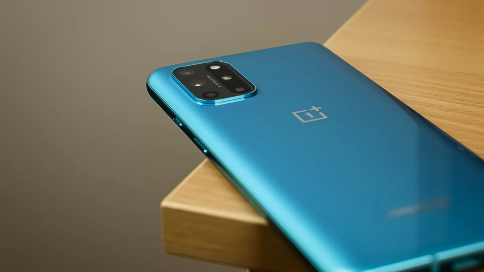 OnePlus 8T: Conectivitate de flagship cu multe sute de Mbps