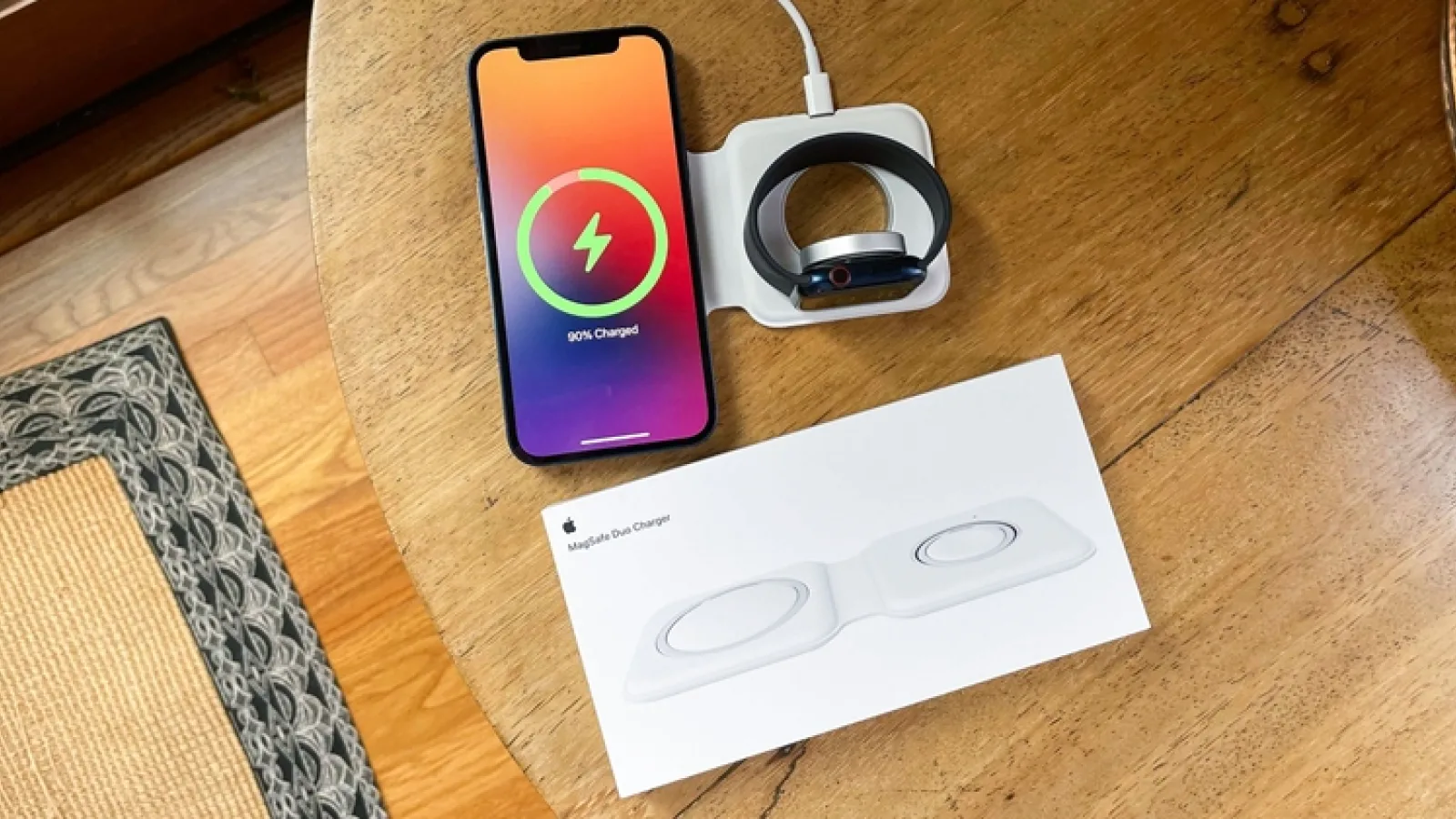 Încărcătorul MagSafe Duo compatibil cu iPhone 12,  Apple Watch și AirPods este acum disponibil pe site-ul Apple în SUA