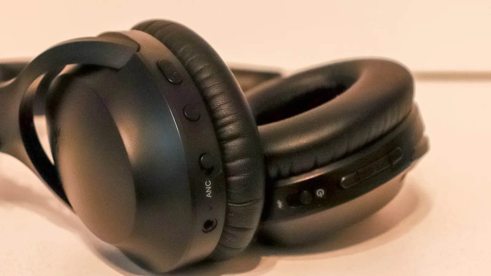 Avantree Aria AS90 Review: Căști wireless over ear cu autonomie generoasă și ANC la bord