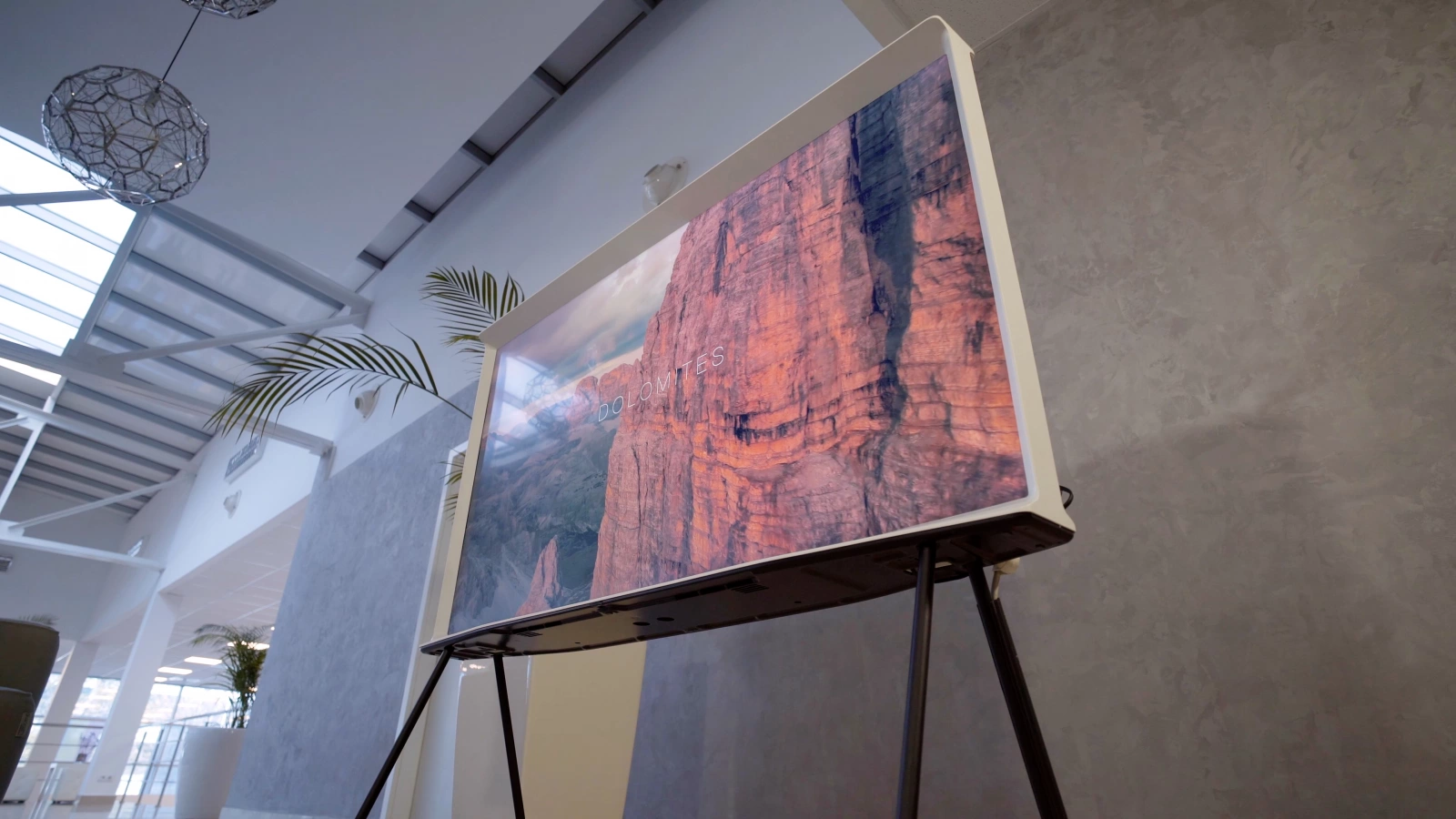 Am testat Samsung The Serif (43LS01T) - Smart TV cu un design deosebit inspirat din fontul cu același nume
