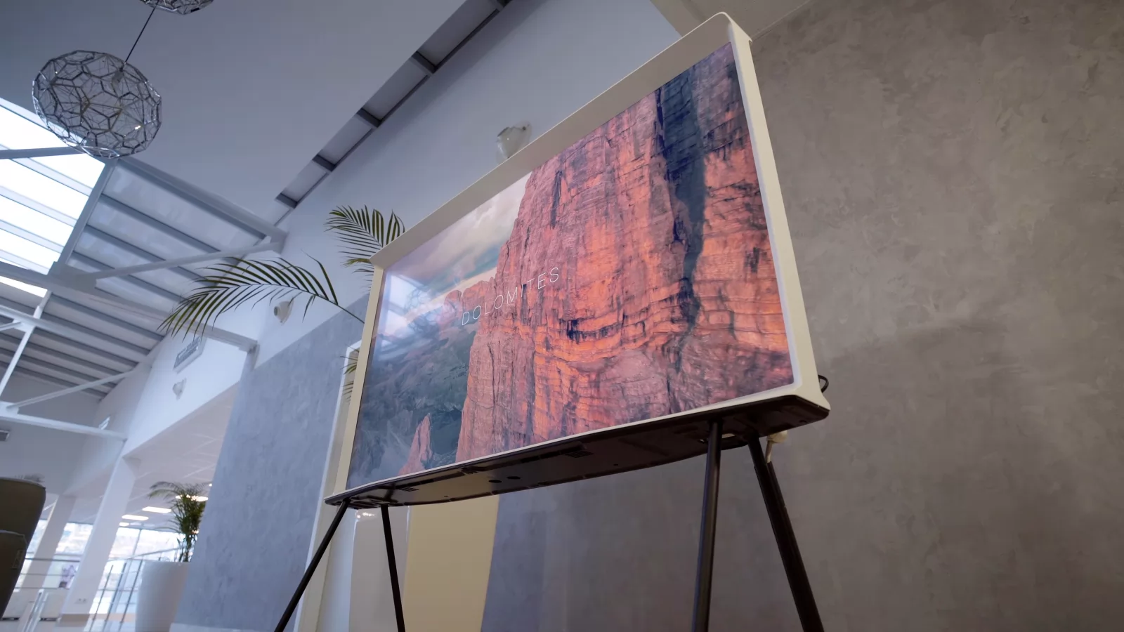 Am testat Samsung The Serif (43LS01T) - Smart TV cu un design deosebit inspirat din fontul cu același nume