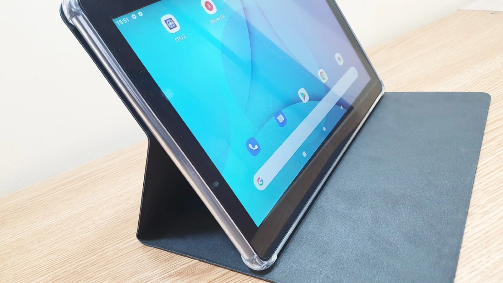 Prezentare Allview Viva H1003 LTE Pro/1: Tabletă 4G pentru Școala Online, cu multe upgrade-uri față de predecesor și husă kickstand la pachet
