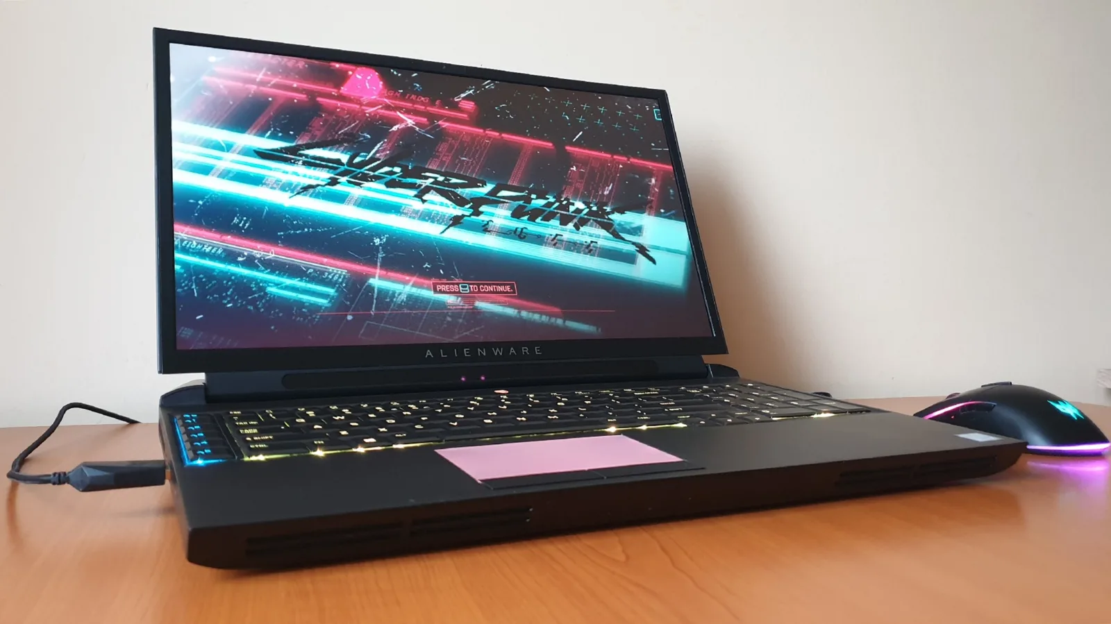 Prezentare Dell Alienware Area 51M R1; Un PC de gaming deghizat în laptop, cu grafică RTX 2080, procesor i9-9900K, două încărcătoare la pachet