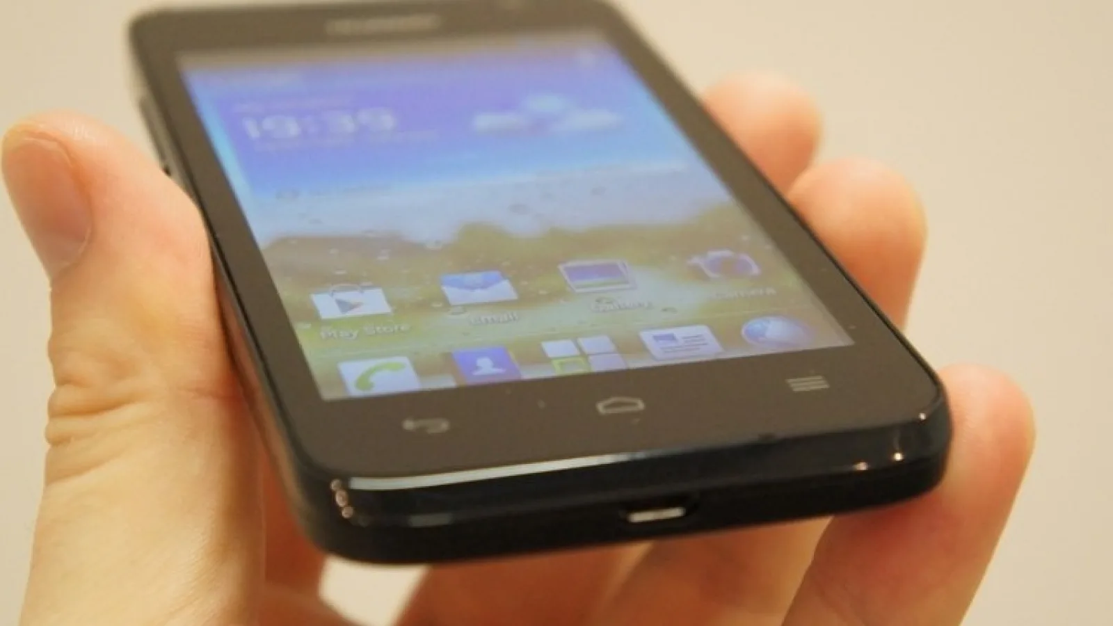 IFA Berlin 2012: Huawei Ascend G330, entry-level cu specificații bune și preț imbatabil