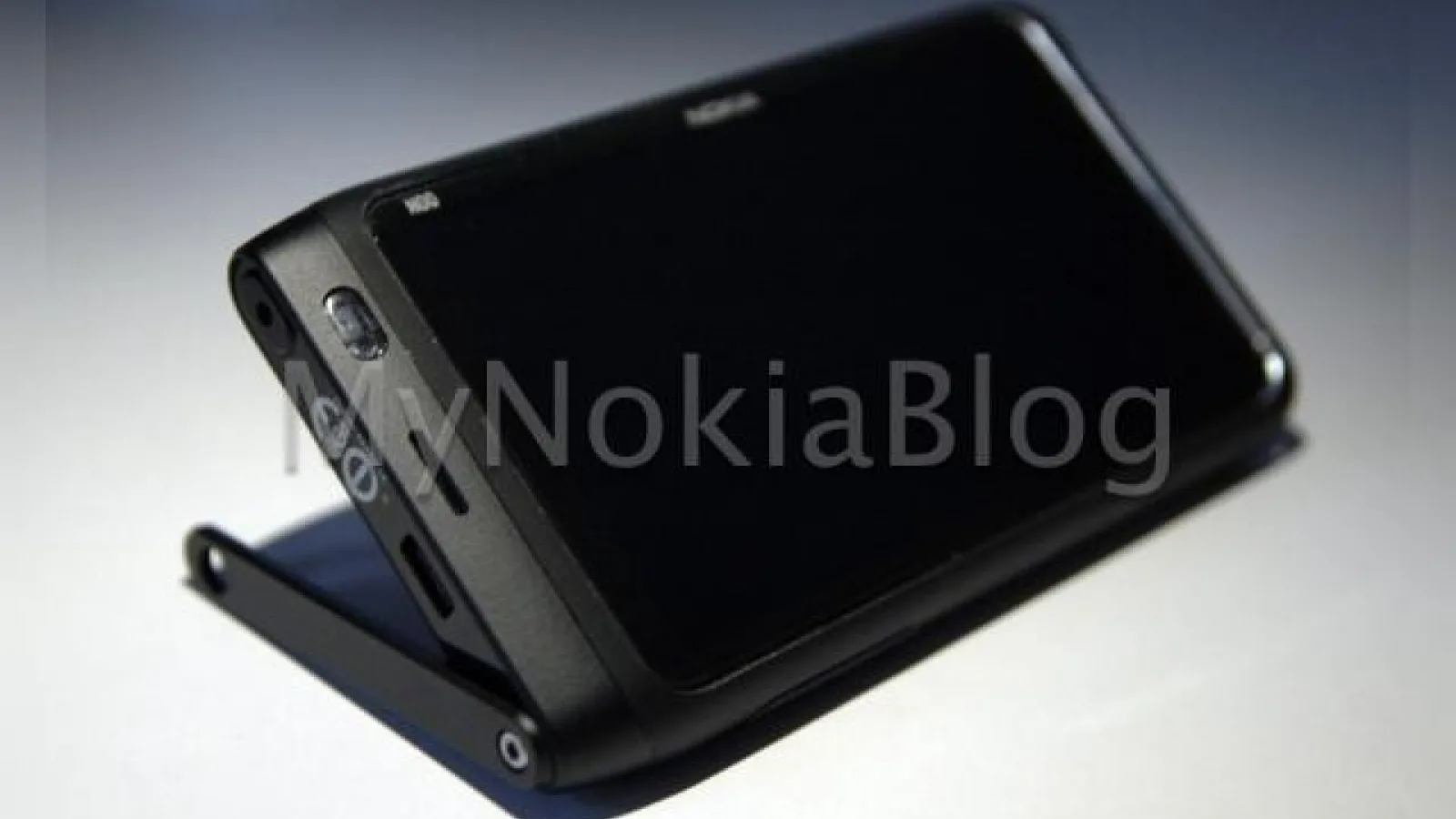 Imagini unice cu un prototip Nokia cu Meego Harmattan din 2009: RM-581 Columbus