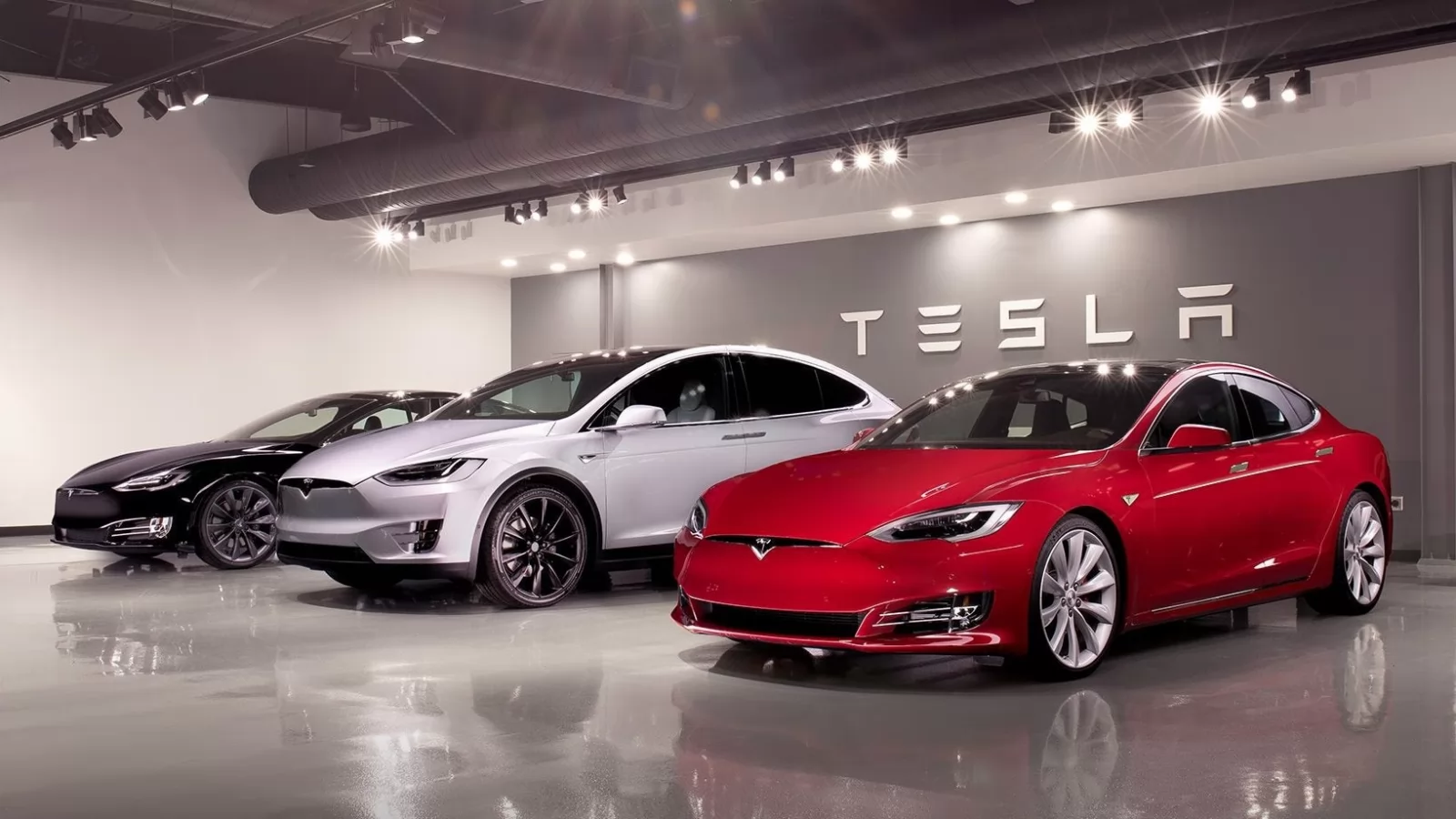 Tesla vine oficial în România din 2021: Va deschide un showroom și un service în București