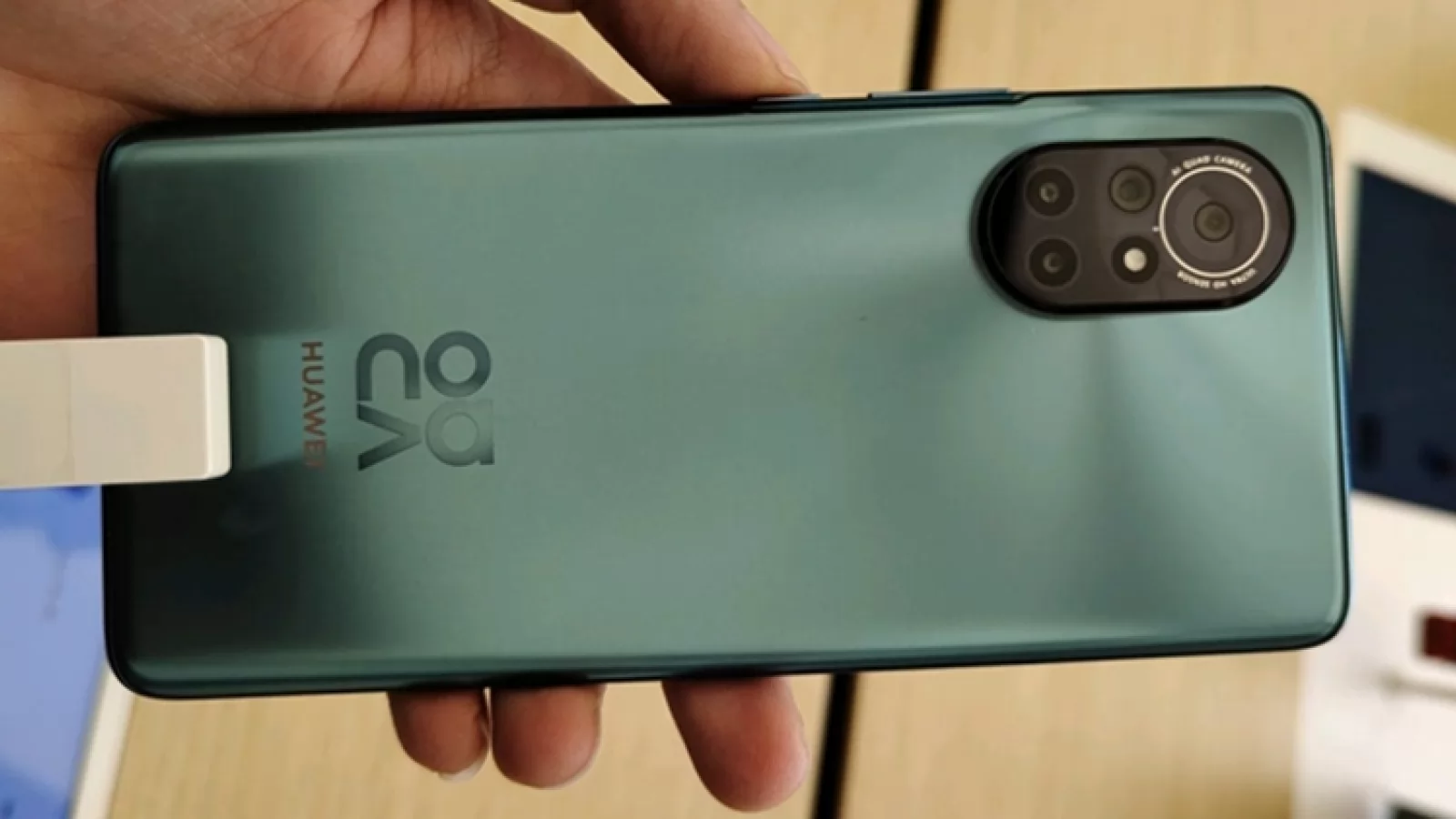 Huawei Nova 8 apare în fotografii hands-on în pragul lansării; Vine cu senzor foto principal ULTRA HD în spate