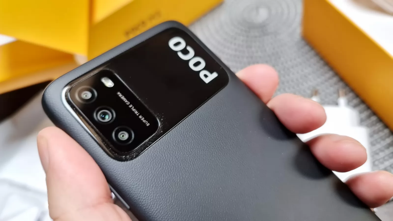 POCO M3 Unboxing: battery phone cu spate uşor de recunoscut, preț excelent