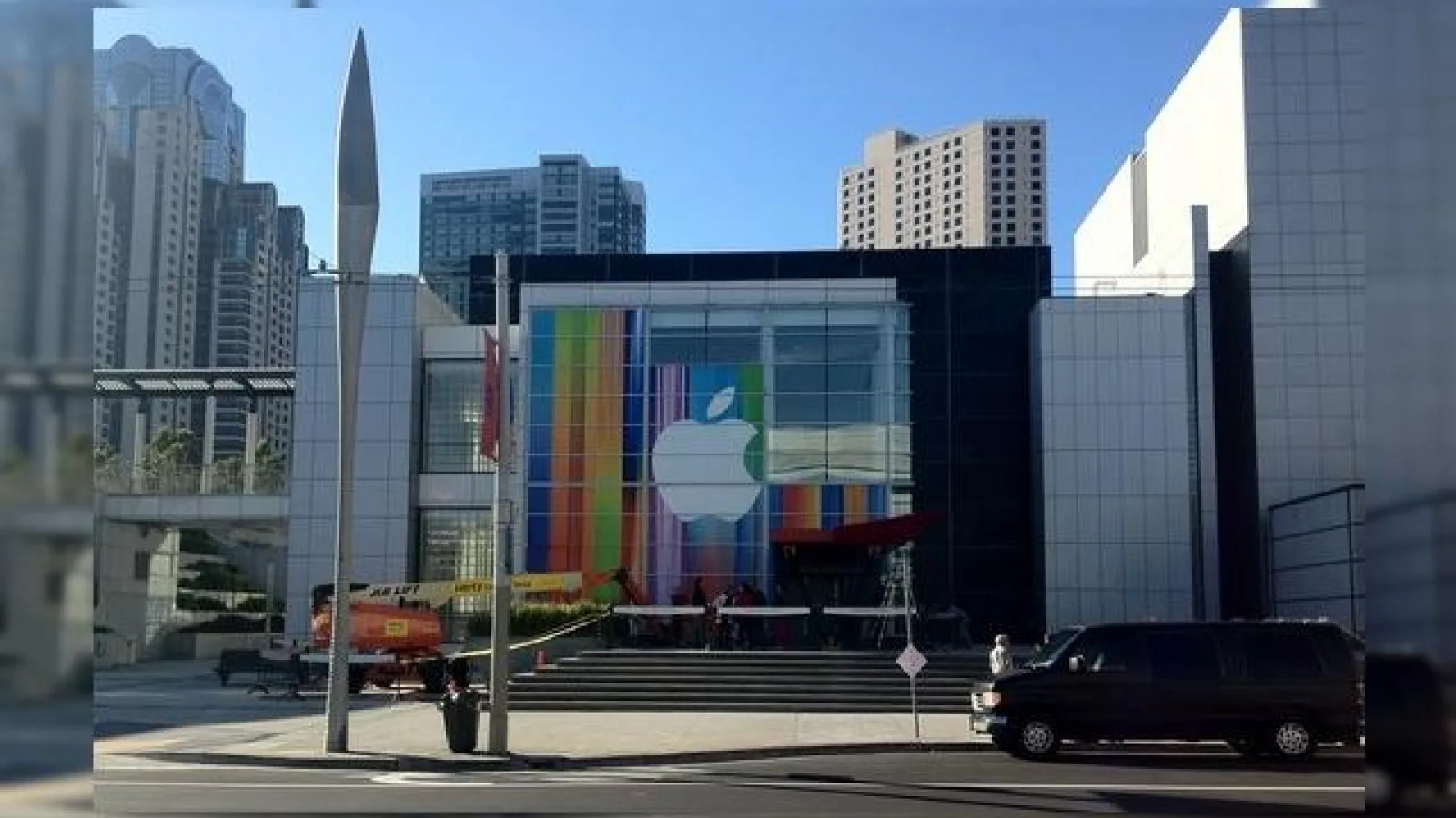Apple pregătește Yerba Buena Center pentru evenimentul de pe 12 septembrie și Îmbracă fațadă În multe culori