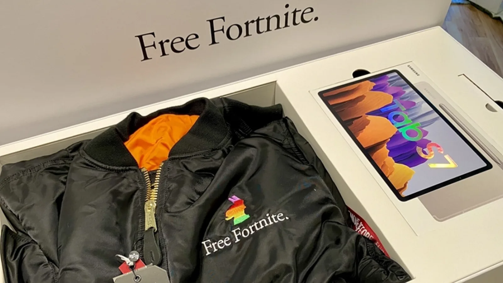 Epic continuă lupta cu Apple; Ajutați de Samsung, trimit tablete și jachete influencerilor cu mesajul “Free Fortnite”