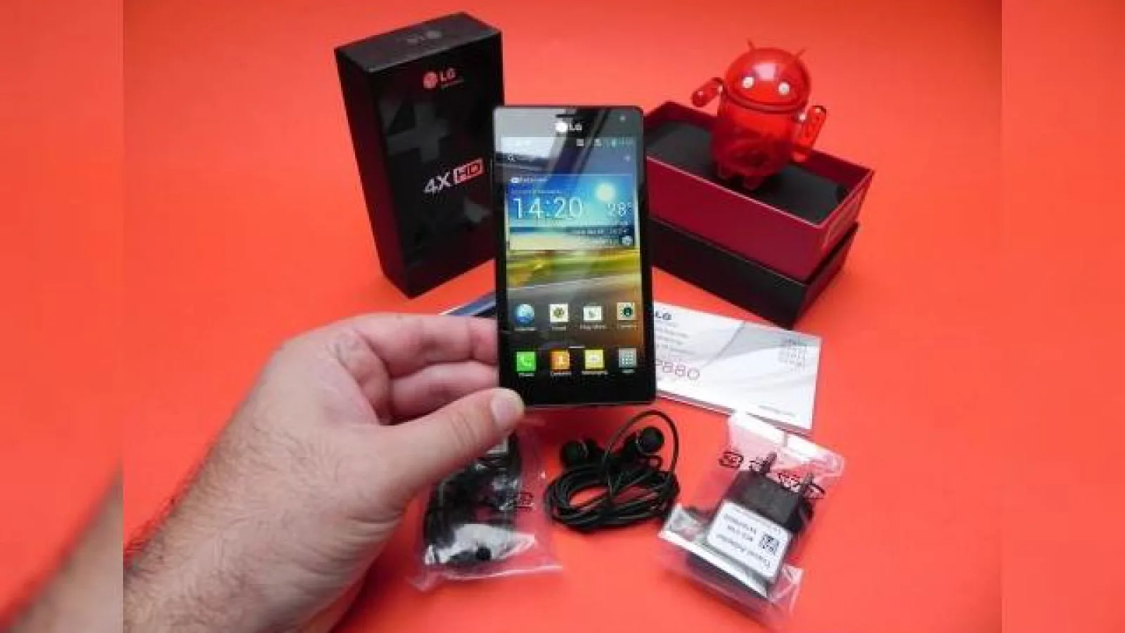 LG Optimus 4X HD unboxing - un telefon elegant, quad core cu câteva funcții interesante (Video)