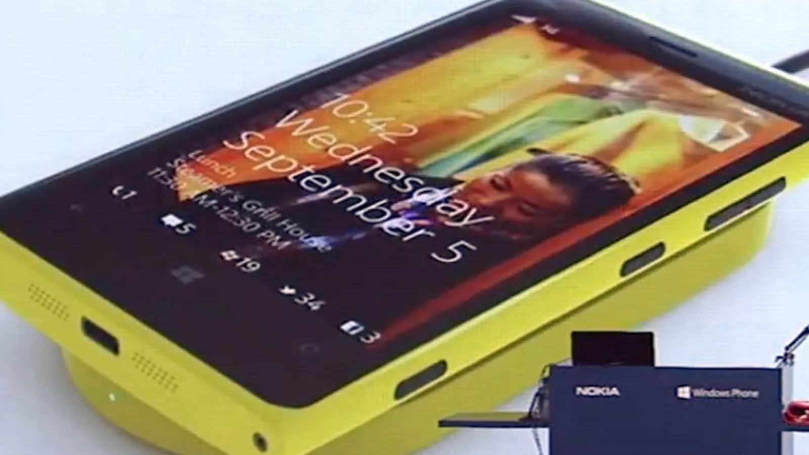 Windows Phone 8 ar integra notificări pentru Facebook și Twitter