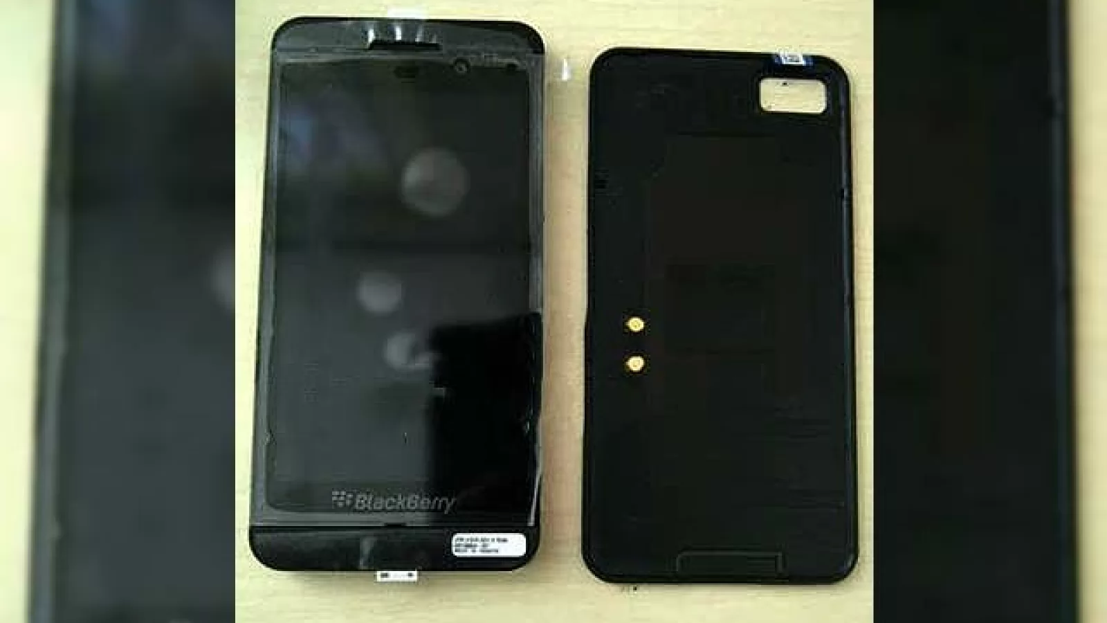 Un device cu touchscreen și BlackBerry 10 a apărut pe web cu două imagini