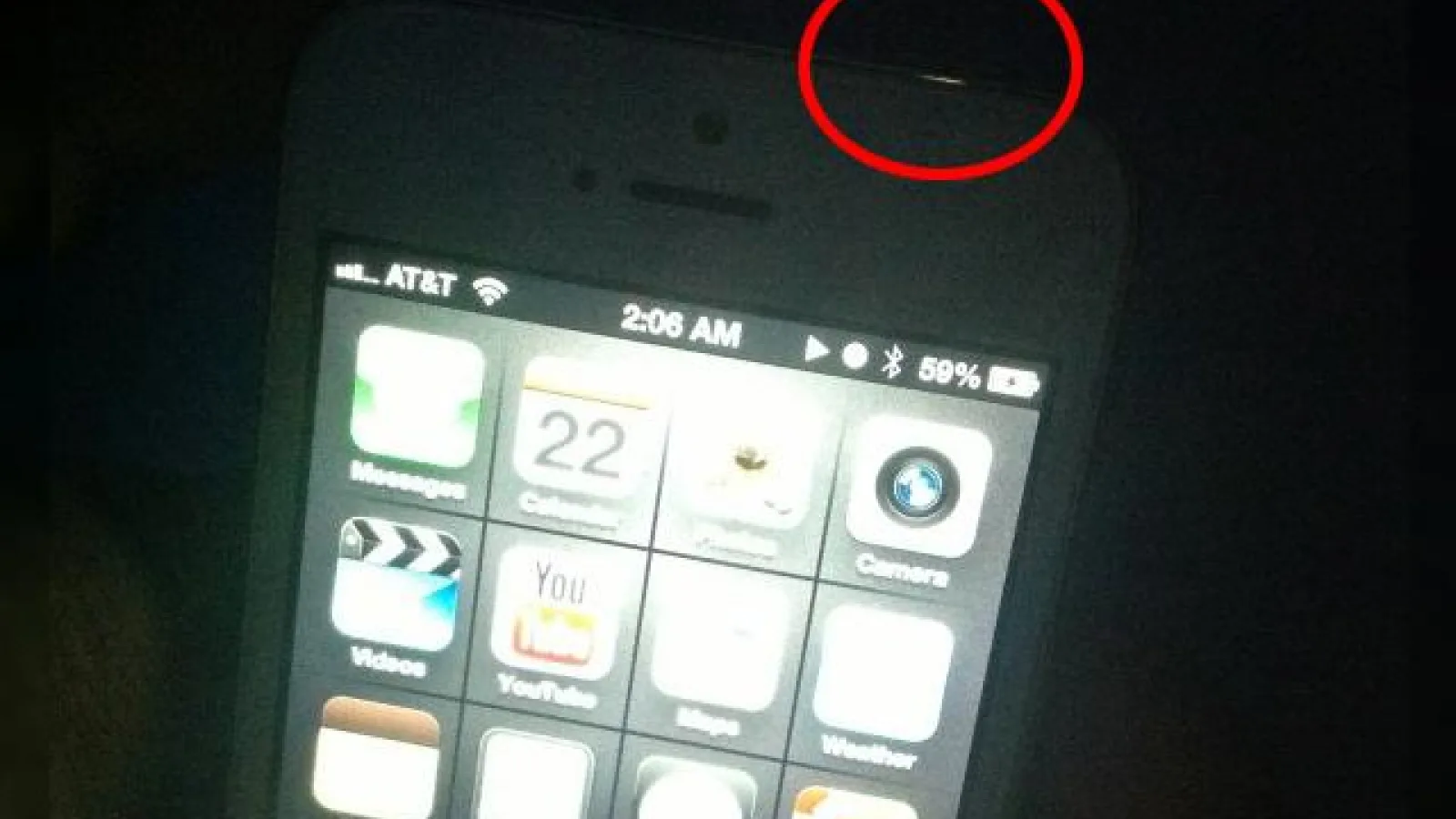 iPhone 5 din nou cu probleme! Scăpări de lumină Între ecran și antena din aluminiu pe modelul alb!