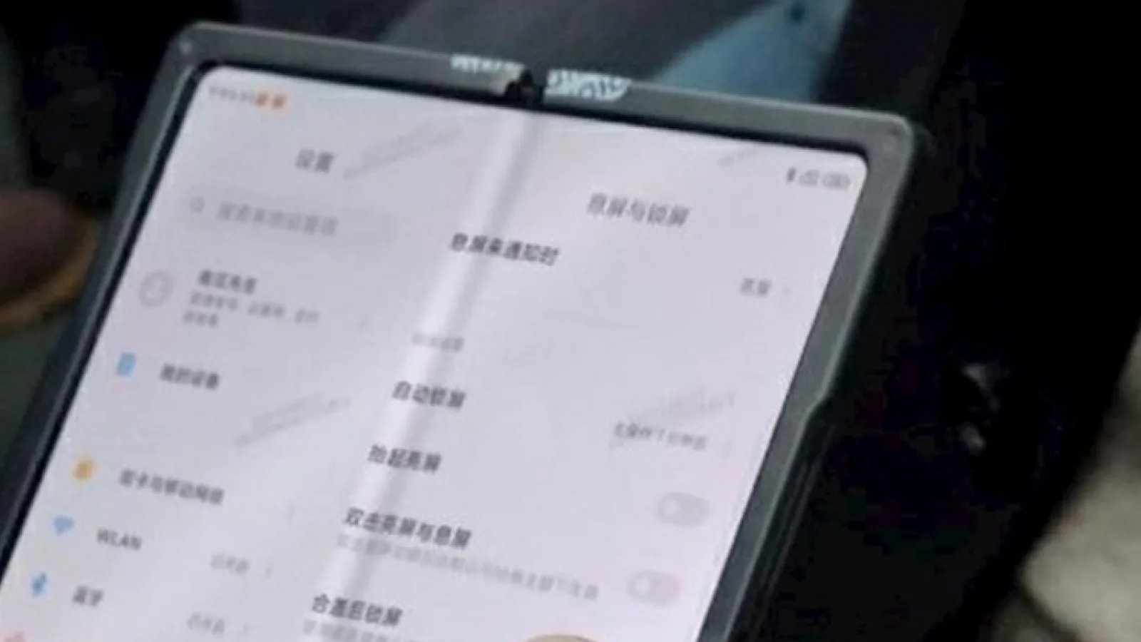 Un prototip de telefon pliabil Xiaomi a fost fotografiat în China; Pare să aibă camera selfie ascunsă sub ecran