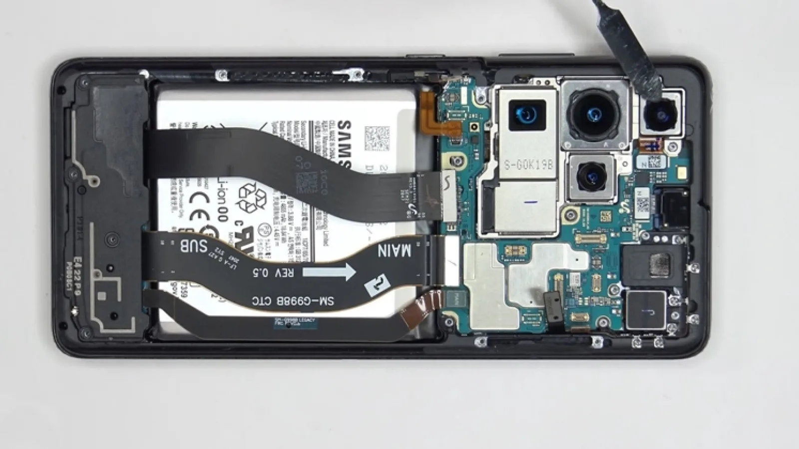 Samsung Galaxy S21 Ultra 5G este disecat în faţa camerei; Ecranul şi bateria sunt greu de înlocuit