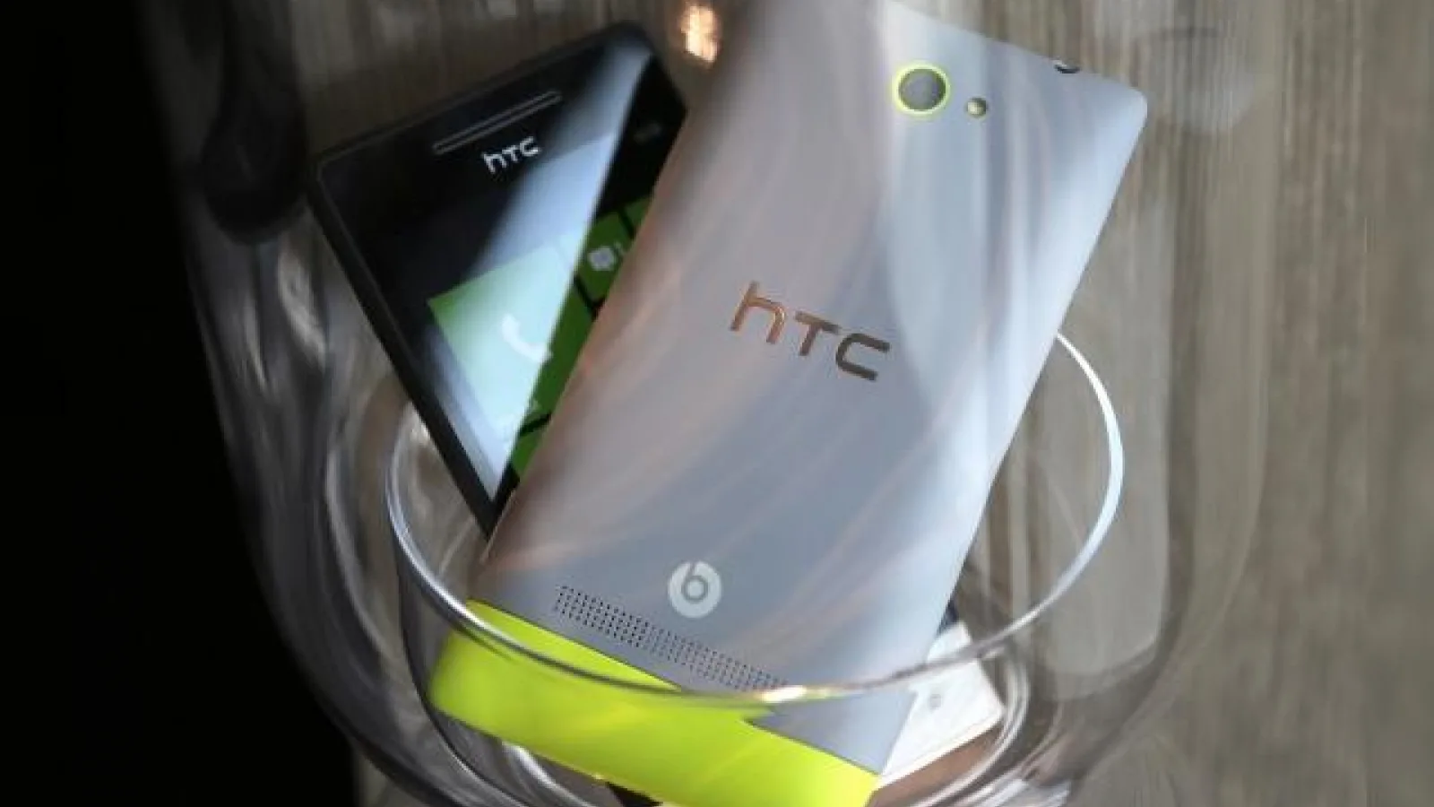 Probleme pentru HTC: venituri cu 50% mai mici În trimestrul 3 față de 2011