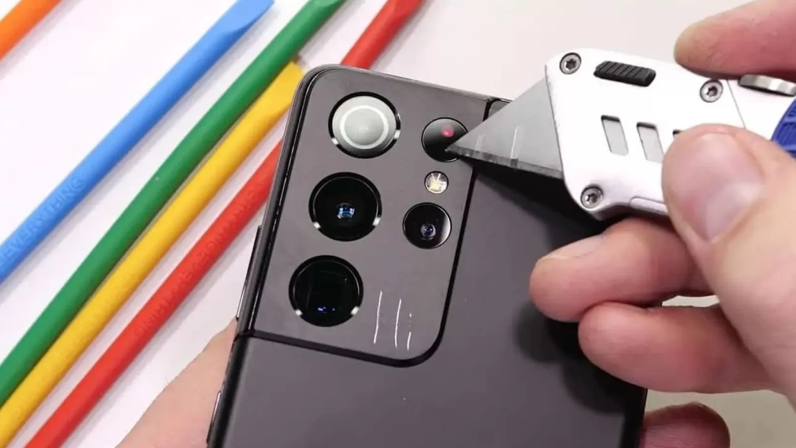Samsung Galaxy S21 Ultra are două protecţii de ecran; Iată-l zgâriat, îndoit şi ars de JerryRigEverything (Video)