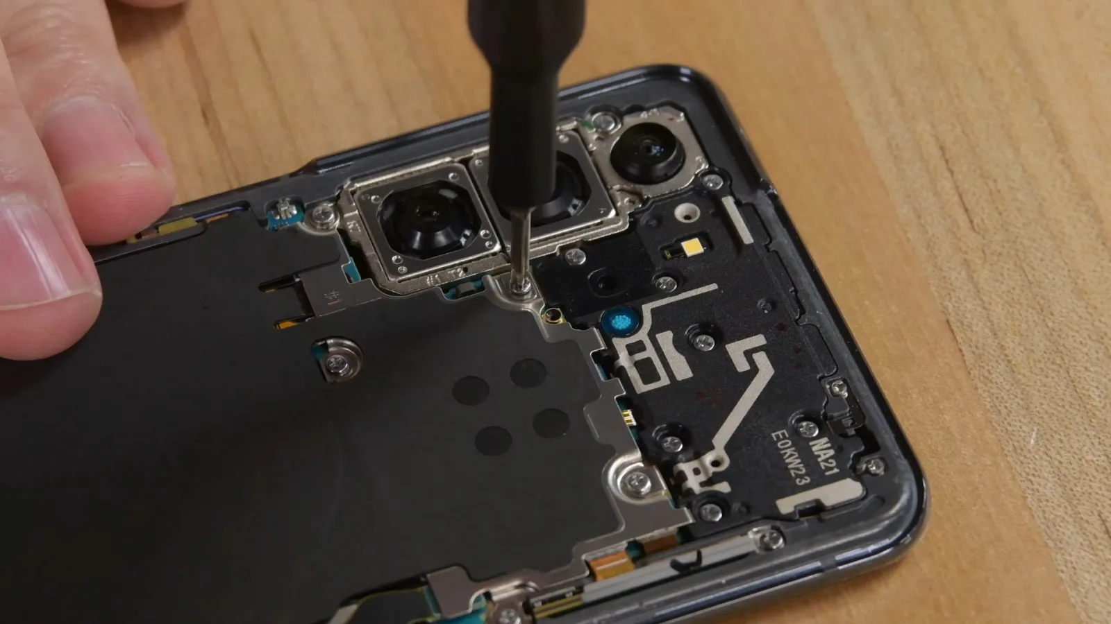 Samsung Galaxy S21 primește analiza iFixit și nu este pe atât de ușor de reparat precum credeam