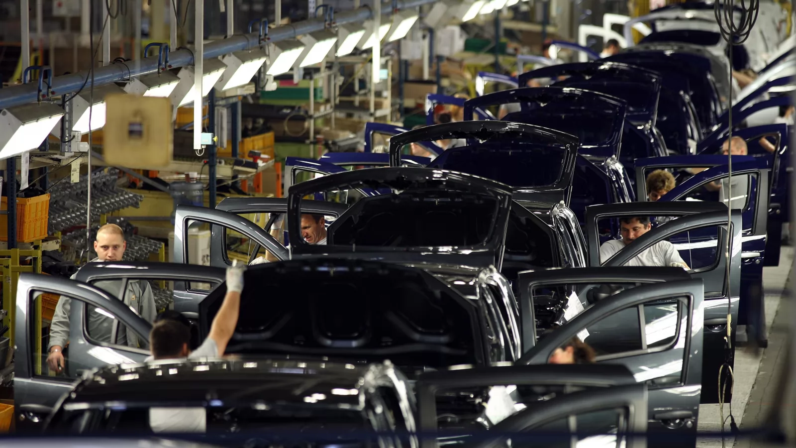 Criza de pe piața semiconductor afectează și Dacia care își oprește temporar producția de automobile
