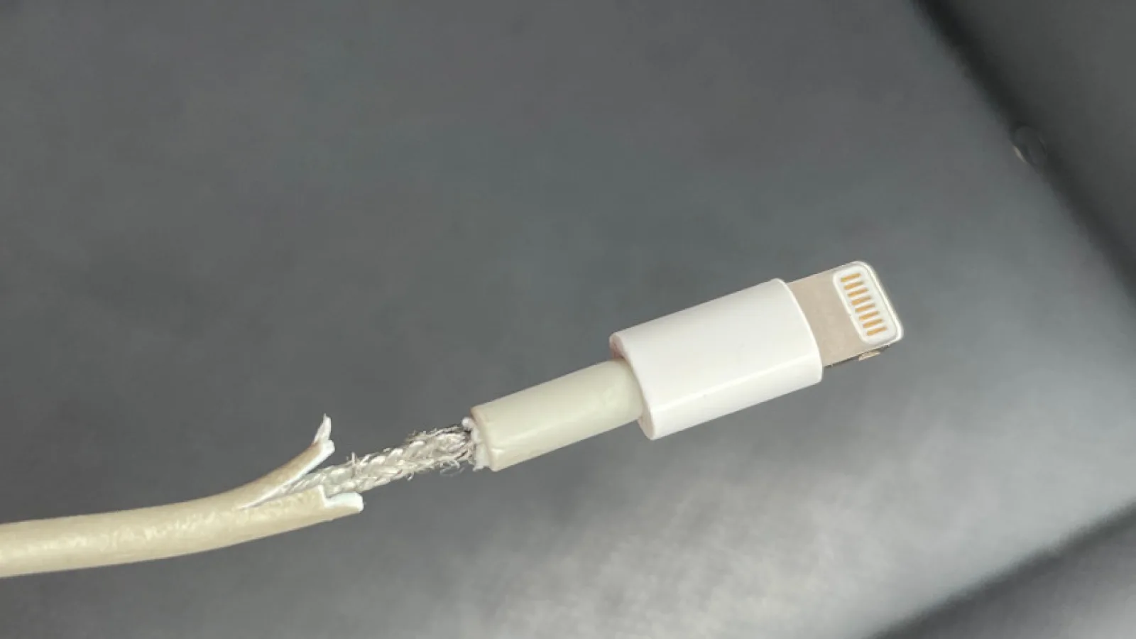 Apple caută modalități prin care să reducă uzura cablului Lightning; Iată ce propune un brevet nou