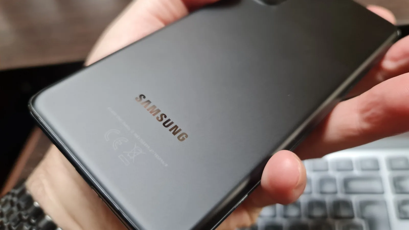Samsung Galaxy S21+ 5G: Baterie cu upgrade faţă de S20+ şi se simte