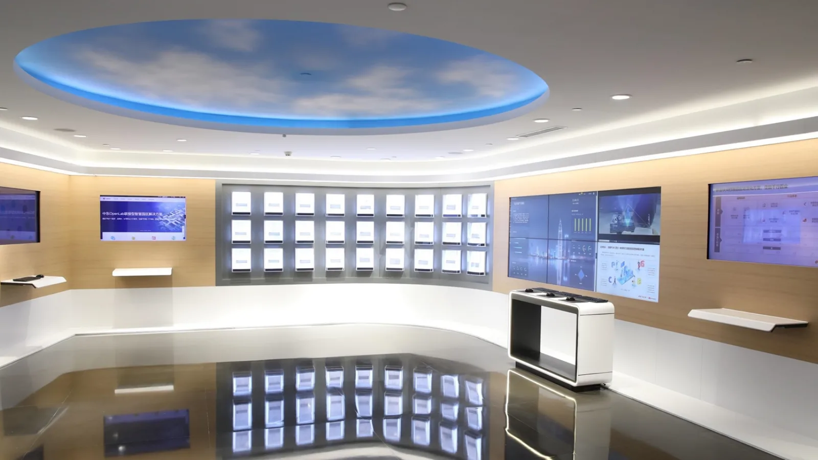 Am vizitat Huawei Enterprise Digital Transformation Exhibition Hall și ni s-au prezentat produse și soluții enterprise pentru digitalizarea industriei