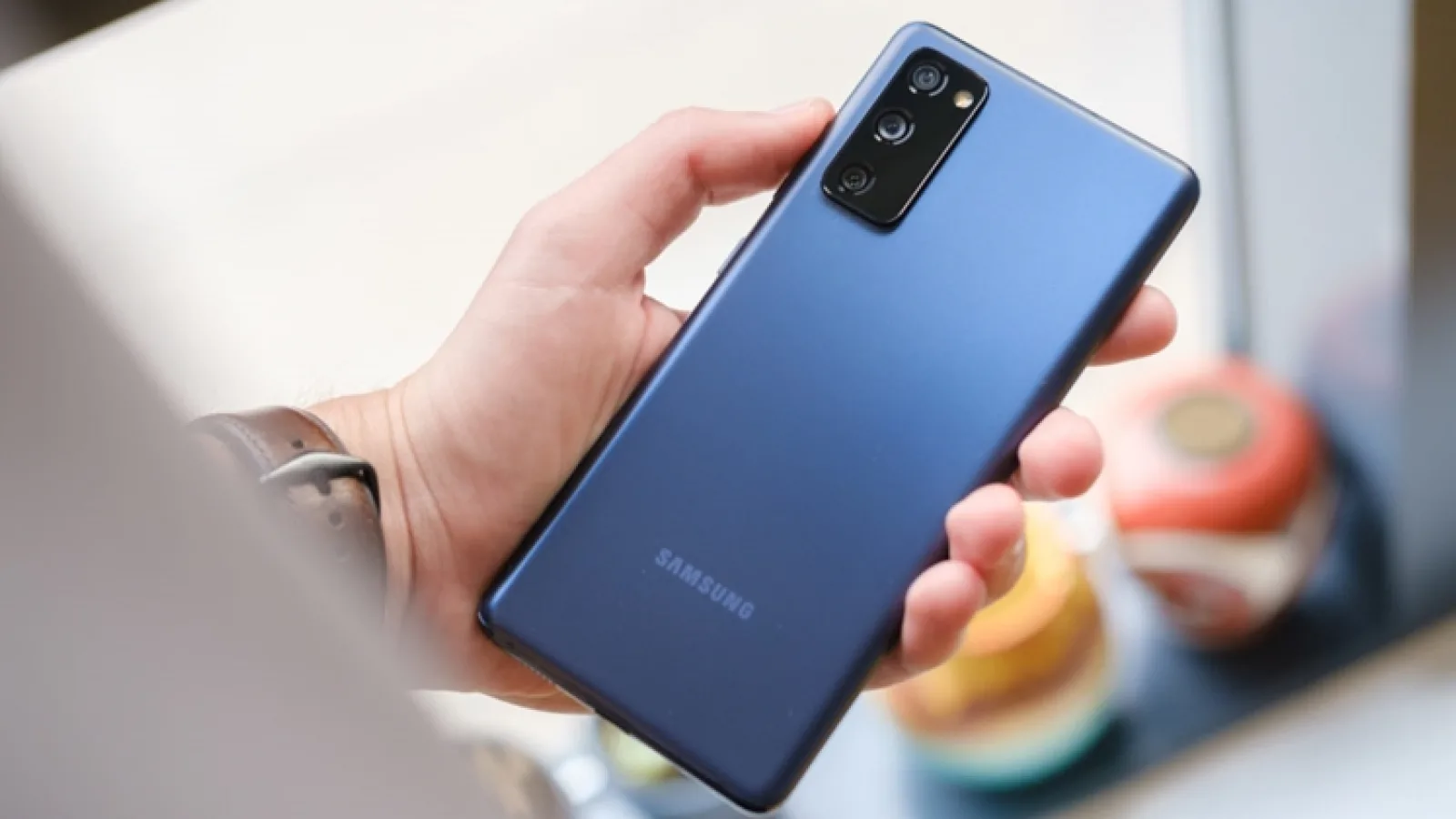 Samsung oprește actualizarea la One UI 3.1 pentru Galaxy S20 FE 5G din cauza unor probleme și bug-uri semnalate de utilizatori