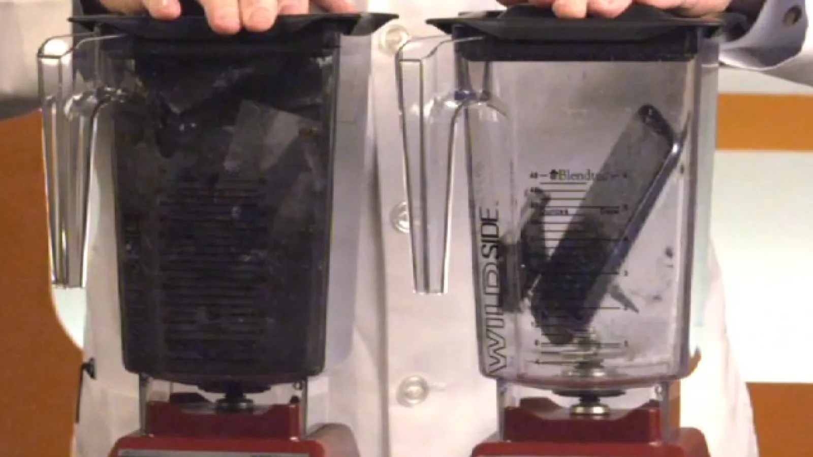 iPhone 5 făcut scrum de Galaxy S III, făcut la rândul său scrum de un mixer; Will it Blend?(Video)