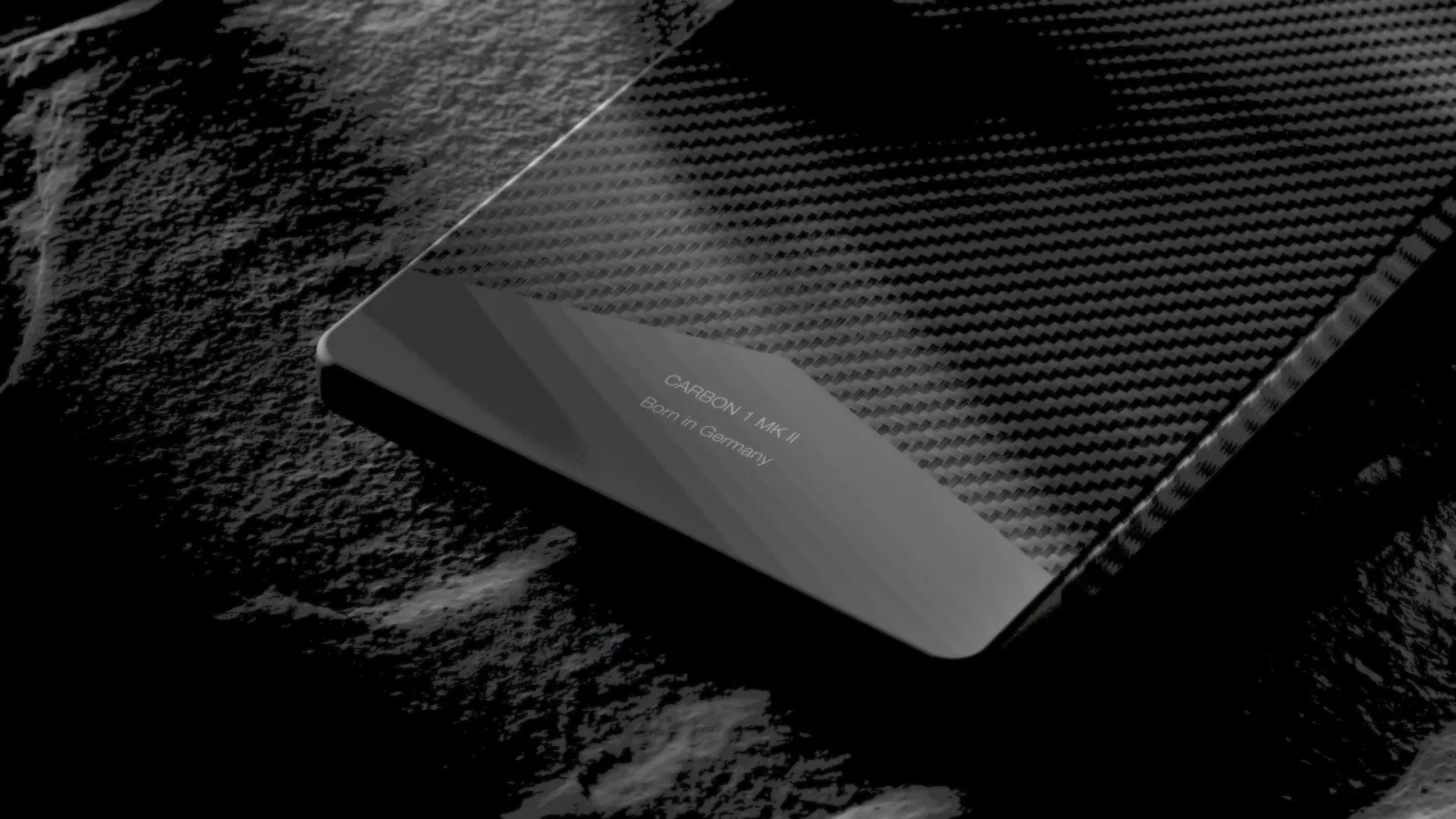 Primul telefon din fibră de carbon este aici, cu dotări midrange şi greutate foarte scăzută: Carbon 1 MK II