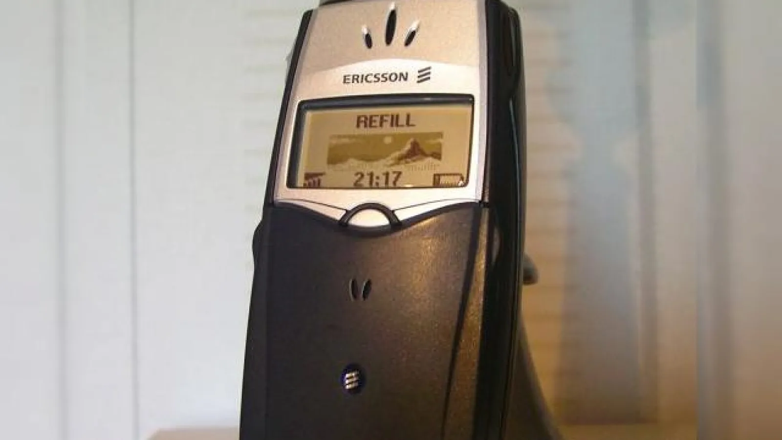 Amintiri din mobilarie: cum mi-a fost furat telefonul În 2002 (Editorial)