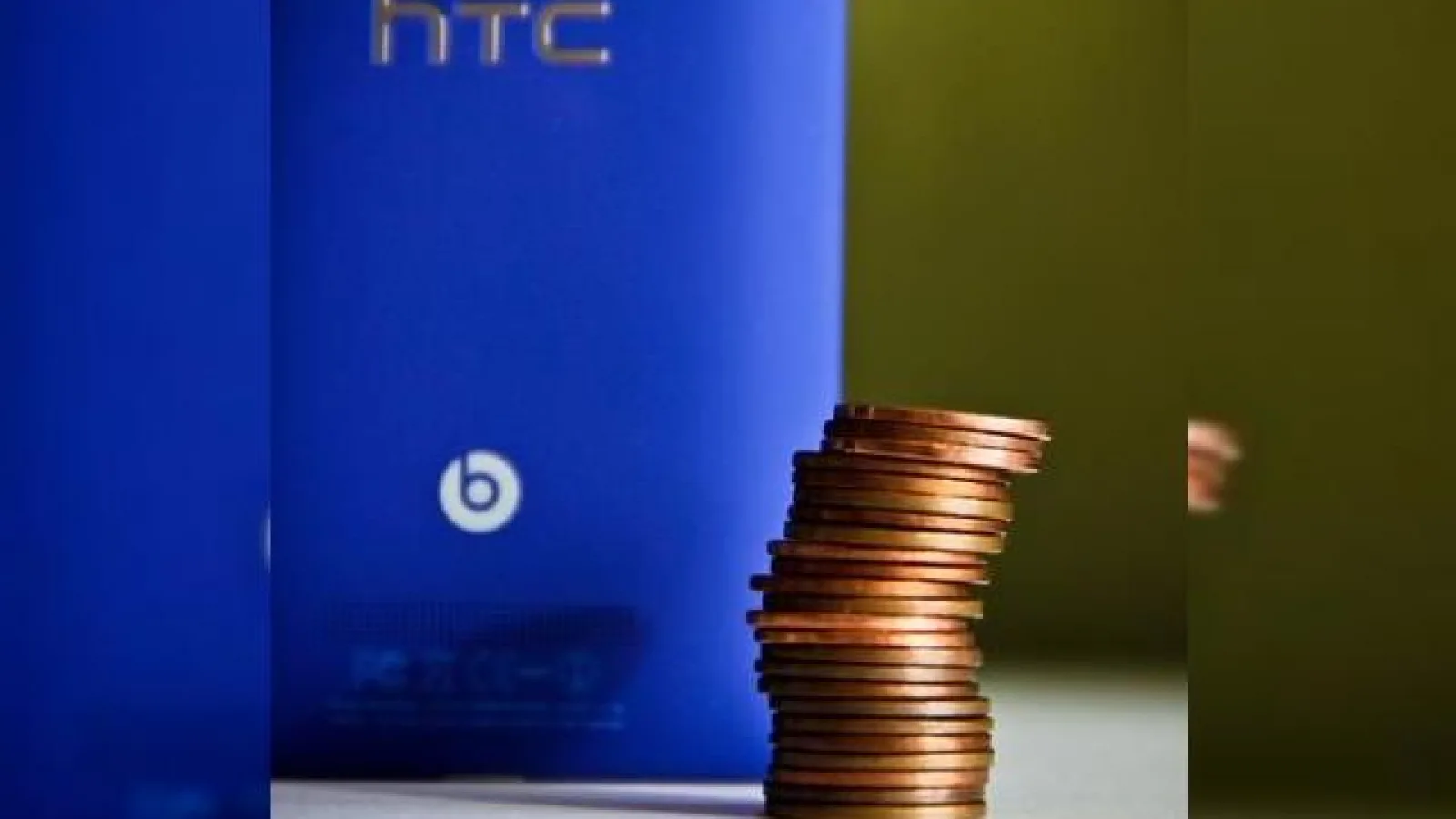 HTC ironizează dimensiunile lui Nokia Lumia 920, Îl numește "celălalt telefon Windows Phone"