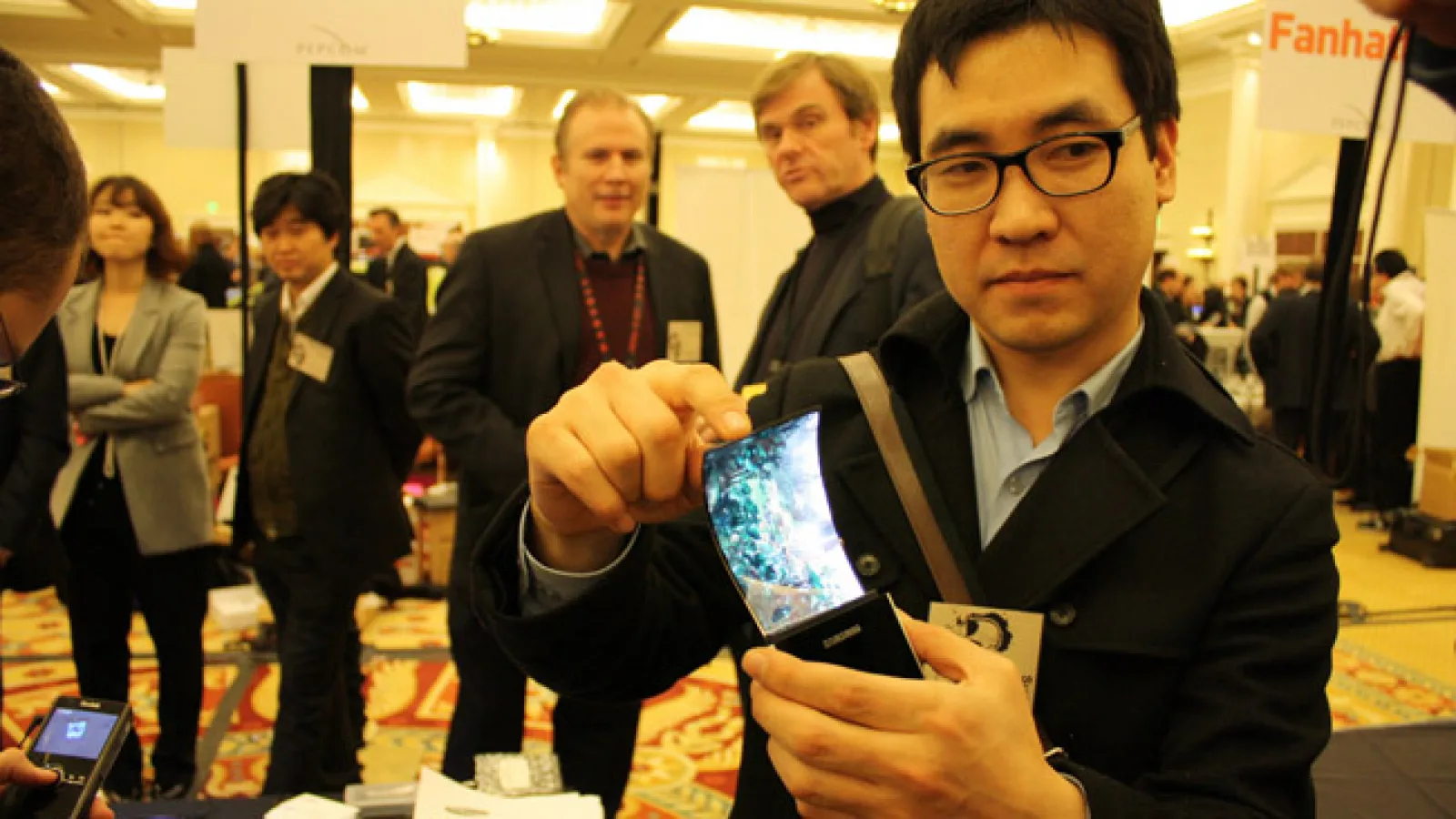 Samsung prezintă ecranul viitorului: AMOLED flexibil și transparent (Video)