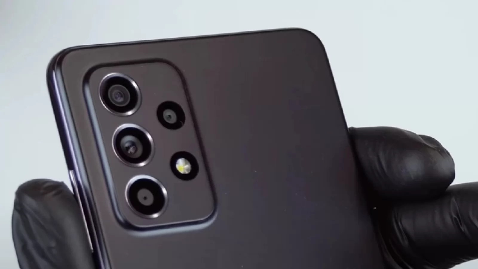 Google a dezvăluit o mulțime de telefoane încă neanunțate; Galaxy A52, A72 și un așa-zis ASUS ZenFone 8 Flip sunt pe listă