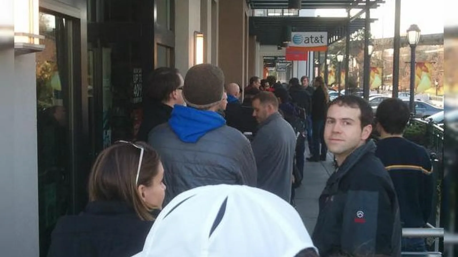 Nokia Lumia 920 are parte de cozi În fața magazinelor AT&T; Foarte puține unități pe stoc!